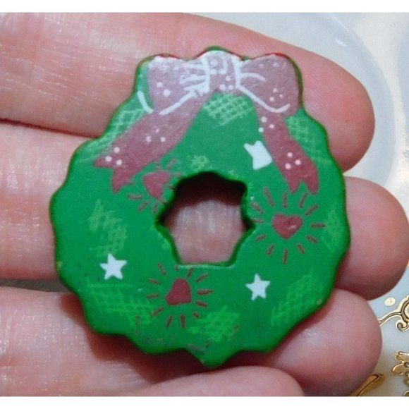 Hand Painted Holiday Wreath Brooch - Picture 2 of 3